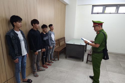 Mang hung khí tự chế tìm đối thủ giải quyết mâu thuẫn