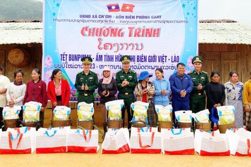 Tặng 120 suất quà cho nhân dân Lào nhân dịp Tết cổ truyền Bunpimay