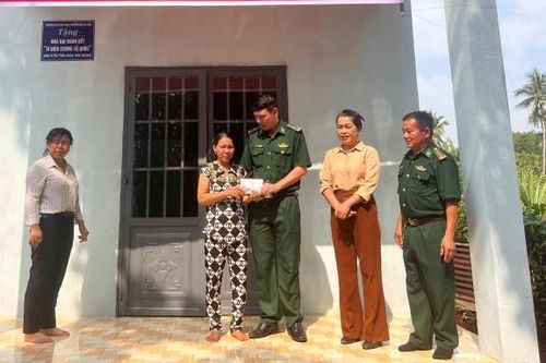 Bàn giao nhà đại đoàn kết 'Vì biên cương Tổ quốc'