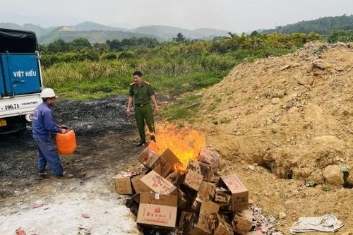 Lào Cai: Tiêu hủy gần 400kg viên trà đường đen không có xuất xứ