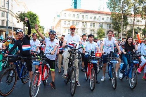 Hàng trăm doanh nhân, du khách đạp xe kỷ niệm 50 năm quan hệ ngoại giao Việt Nam - Hà Lan