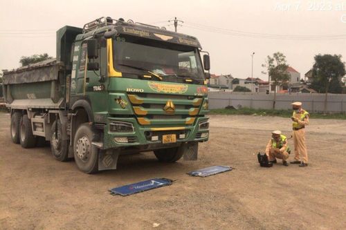 Kích thủy lực nâng cao thành thùng, tài xế ô tô bị phạt 14 triệu đồng