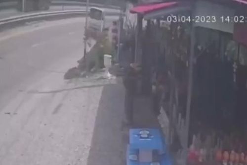 Xe bán tải mất kiểm soát lật nhào trước cửa hàng ở Thái Lan