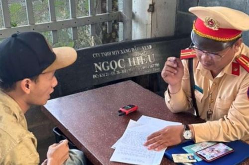 Phát hiện tài xế chạy quá tốc độ, xuất trình giấy phép lái xe giả
