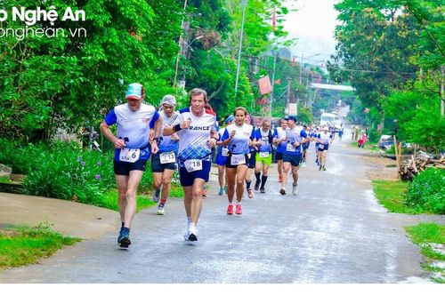 Khách du lịch Pháp chạy Marathon ở miền Tây Nghệ An