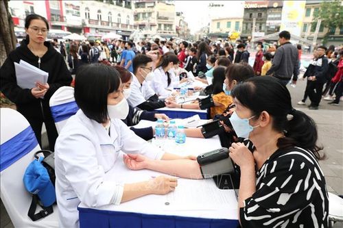 Hàng nghìn người dân được khám, tư vấn sức khỏe miễn phí
