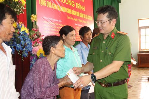 Công an TP Hồ Chí Minh trao tặng 600 phần quà cho các gia đình chính sách