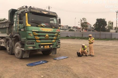 Lái xe bị phạt 14 triệu đồng vì 'độ' kích thủy lực nâng thành thùng, chở quá tải