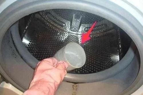 Máy giặt có một công tắc ẩn nhỏ: Chỉ cần ấn nút nước bẩn sẽ tự động chảy ra