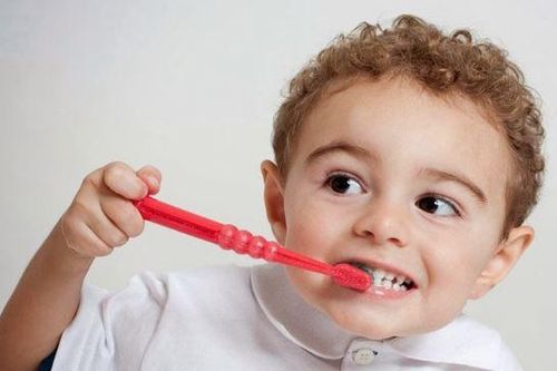Nên cho trẻ chải răng vào thời điểm nào?