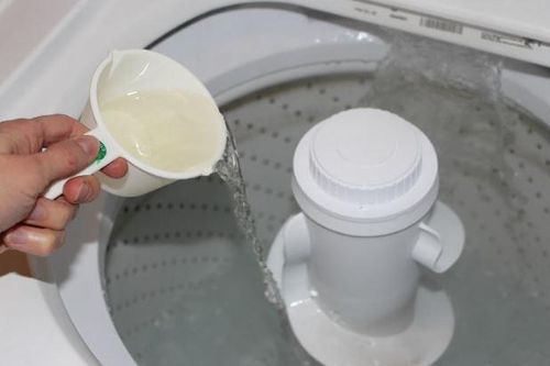 Giặt quần áo đừng chỉ cho bột giặt: Thêm 1 thìa này vết bẩn cứng đầu cũng sạch bong như mới