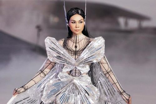 Thanh Hằng hóa nàng bướm chúa, làm vedette show thời trang