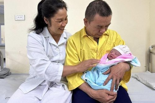 Mang thai và sinh con nặng 3,2 kg, tuổi thật của sản phụ Bắc Giang gây ngỡ ngàng