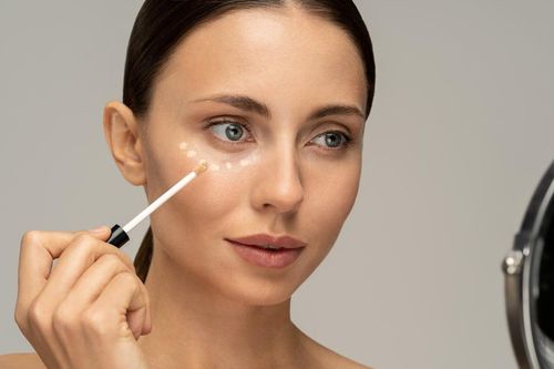 Hé lộ 8 sai lầm khi dùng kem che khuyết điểm khiến quầng thâm mắt càng lộ rõ
