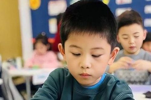 Nếu con có 3 biểu hiện này, cha mẹ cần giúp sửa đổi