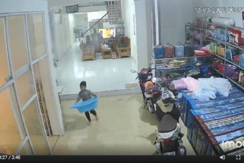 Bé trai 7 tuổi ở Thanh Hóa một mình dập lửa chữa cháy tại nhà