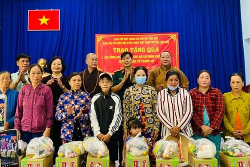 Ban Trị sự Phật giáo H.Cần Giờ tặng quà người nghèo dịp Tết Thanh minh