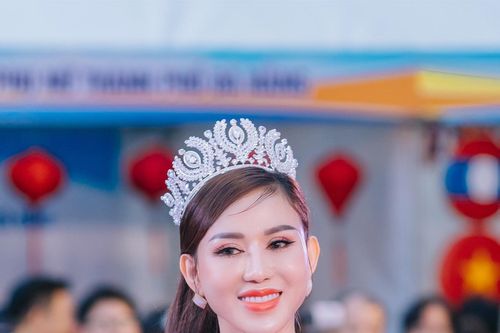 Hoa hậu Lương Thị Thùy Dung mặc áo dài tham sự Bunpimay lễ hội Tết Bunpimay Lào tại Việt Nam