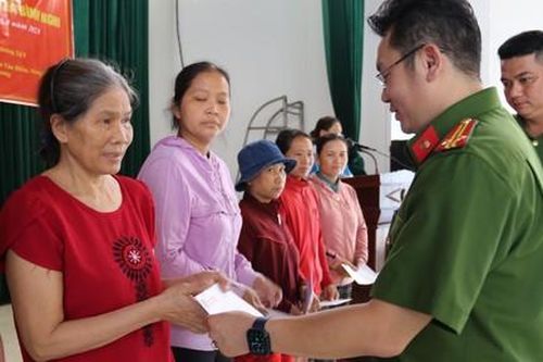 Công an TPHCM chia sẻ yêu thương với bà con Bình Định, Phú Yên
