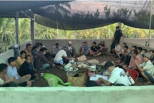 Đột kích sòng bạc 'hai trong một' quy mô lớn, bắt quả tang 56 đối tượng