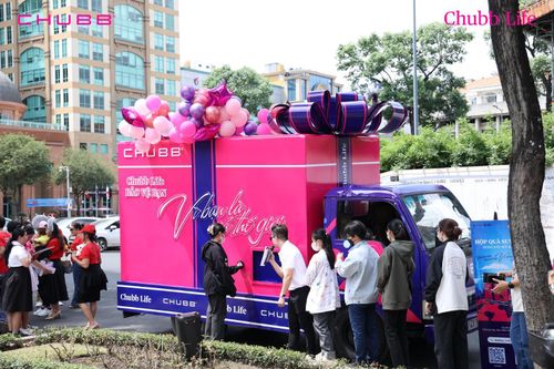 Chubb Life khuấy đảo Hà Nội, TP.HCM với hộp quà khổng lồ ngày Sức khỏe Thế giới