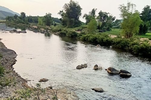 Lội qua suối, 2 học sinh lớp 1 chết đuối thương tâm