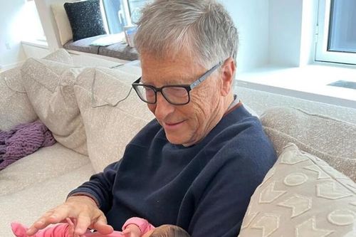 Bill Gates và vợ cũ cùng đăng ảnh chụp cùng cháu gái mới sinh