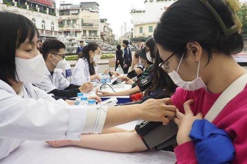 Hơn 3.000 người dân Thủ đô được khám, tư vấn sức khỏe miễn phí