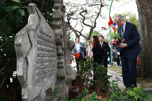 Đoàn nghị sĩ Mỹ đặt hoa tưởng niệm ông John McCain bên hồ Trúc Bạch