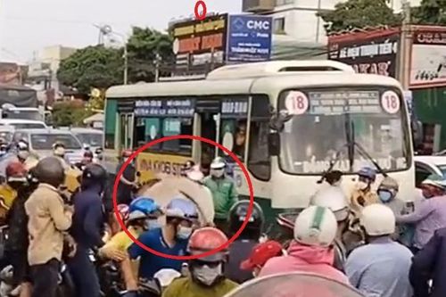 Bò điên húc loạt người đi xe máy ở Đồng Nai