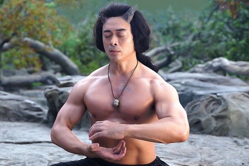 Phàn Thiếu Hoàng khoe cơ bắp khi vào vai Ngưu Ma Vương