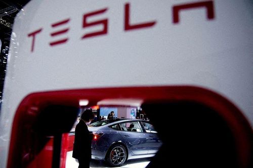 Tesla lại giảm giá xe điện
