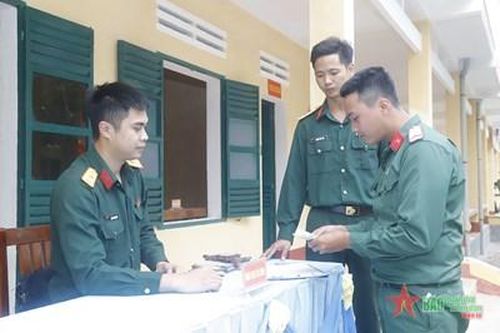 Niềm vui lần đầu nhận phụ cấp