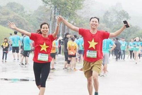 Hơn 2.000 người tham dự 'Bước chạy tới đỉnh thiêng'
