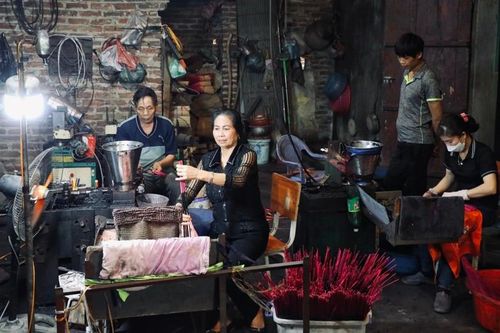 Cận cảnh quy trình làm loại hương đen độc đáo của làng Chóa