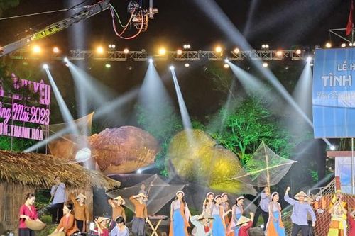Hàng ngàn du khách dự Lễ hội Tình yêu - Hòn Trống Mái Sầm Sơn 2023