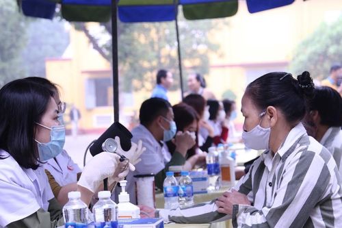 Ở ngoài kia, cuộc đời tươi đẹp lắm!