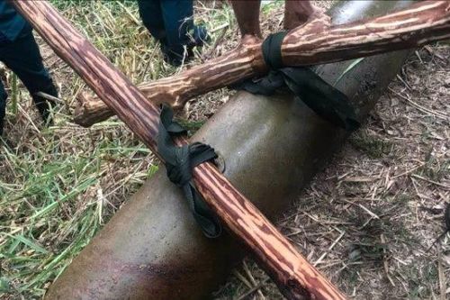 Kon Tum: Phát hiện quả bom 'khủng' dưới suối