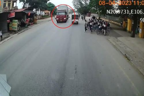 Hải Dương: Hành động dừng giữa đường của xe container được các tài xế hưởng ứng
