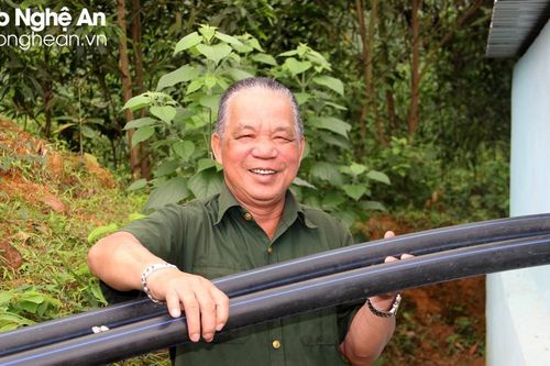 Người thương binh ngược núi đưa nguồn nước sinh hoạt về bản