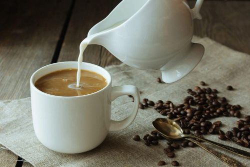 8 cách ngăn răng bị ố vàng khi uống cà phê