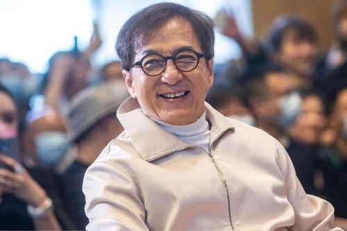 Thành Long đứng trước nguy cơ bị giòn xương, có thể phải ngồi xe lăn