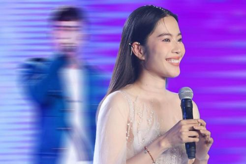 Một nam ca sĩ gây xôn xao khi nhận xét về Nam Em: 'Không phải ca sĩ, chỉ là người đẹp'