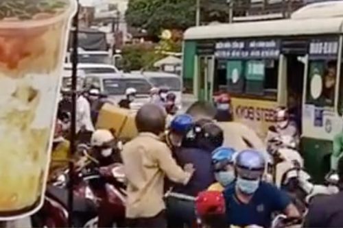Bò điên tuột dây húc hàng loạt người và xe máy trên đường