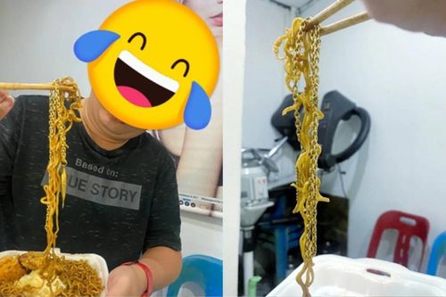 Mua hộp mì xào vài chục, người đàn ông không ngờ gắp ra được cả 'báu vật'