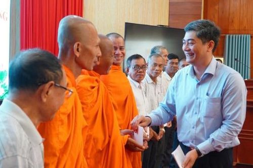 Kiên Giang: Phó Chủ nhiệm Ủy ban Dân tộc Y Vinh Tơr chúc mừng Tết Chôl Chnăm Thmây