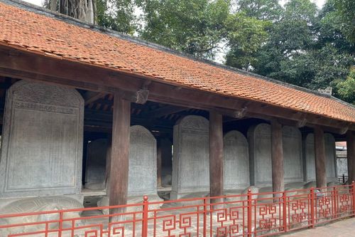 Bia đá kể chuyện xưa