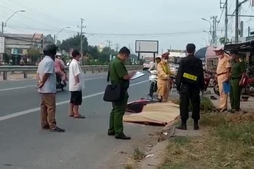 Tự lao xe máy vào cột đèn, nam thanh niên tử vong