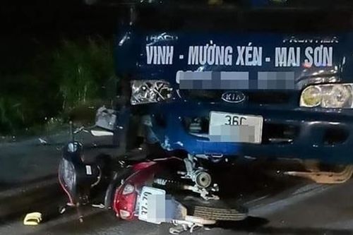 Xe máy kẹp 3 đấu đầu ô tô, 2 người tử vong