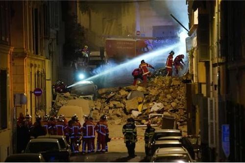 Sập hai tòa nhà trong khu phố cổ ở Marseille, nhiều người vẫn mắc kẹt